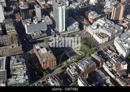 Vue aérienne de Piccadilly Gardens dans le centre-ville de Manchester, Royaume-Uni Banque D'Images