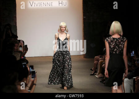 New York, USA. Sep 11, 2016. Présenter des modèles de créations de Vivienne Hu au cours de la New York Fashion Week à New York City, aux États-Unis, le 11 septembre 2016. Credit : Wang Ying/Xinhua/Alamy Live News Banque D'Images