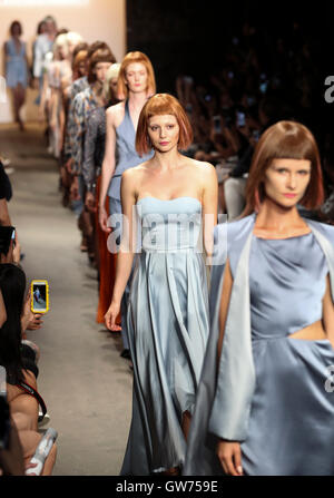 New York, USA. Sep 11, 2016. Présenter des modèles de créations de Vivienne Hu au cours de la New York Fashion Week à New York City, aux États-Unis, le 11 septembre 2016. Credit : Wang Ying/Xinhua/Alamy Live News Banque D'Images