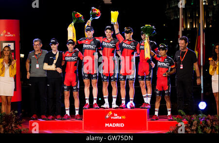Madrid, Espagne. 11 Septembre, 2016. Cycliste BMC comme gagnant d'équipes au podium final de la 21e étape de la course cycliste "La Vuelta" (Tour d'Espagne) entre Las Rozas de Madrid et le 11 septembre 2016 à Madrid, Espagne. Crédit : David Gato/Alamy Live News Banque D'Images