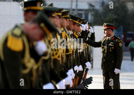 Ramallah, Cisjordanie, territoire palestinien. 12 Sep, 2016. Les gardes d'honneur palestinienne prendre position avant que le président palestinien Mahmoud Abbas arrive à déposer une couronne sur la tombe du dirigeant palestinien Yasser Arafat en retard le premier jour de l'Aïd al-Adha, ou fête du sacrifice, dans la ville de Ramallah, en Cisjordanie, le 12 septembre, 2016. Les musulmans du monde entier célèbrent l'Aïd al-Adha, la Fête du Sacrifice, pour marquer la fin du hajj pèlerinage en abattant les moutons, chèvres, vaches et chameaux pour commémorer le Prophète Abraham est prêt à sacrifier son fils Ismaël sur l'ordre de Dieu (Credi Banque D'Images