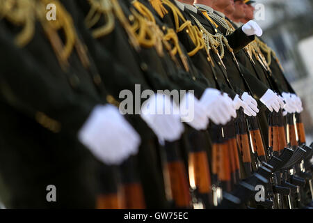 Ramallah, Cisjordanie, territoire palestinien. 12 Sep, 2016. Les gardes d'honneur palestinienne prendre position avant que le président palestinien Mahmoud Abbas arrive à déposer une couronne sur la tombe du dirigeant palestinien Yasser Arafat en retard le premier jour de l'Aïd al-Adha, ou fête du sacrifice, dans la ville de Ramallah, en Cisjordanie, le 12 septembre, 2016. Les musulmans du monde entier célèbrent l'Aïd al-Adha, la Fête du Sacrifice, pour marquer la fin du hajj pèlerinage en abattant les moutons, chèvres, vaches et chameaux pour commémorer le Prophète Abraham est prêt à sacrifier son fils Ismaël sur l'ordre de Dieu (Credi Banque D'Images