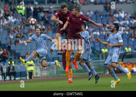 Rome, Italie. Sep 11, 2016. Dzeko en action au cours de la Serie A italienne match de championnat entre l'AS Rome et la Sampdoria au Stade Olympique sur Seprember 11, 2016 à Rome en Italie. Crédit : marco iacobucci/Alamy Live News Banque D'Images