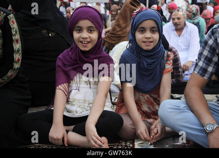 Le Caire, Égypte. 12 Sep, 2016. Les Égyptiens musulmans effectuer la prière du matin de l'Eid al-Adha à Mustafa Mahmoud Square dans la Capitale Le Caire le 12 septembre 2016. Les musulmans à travers le monde célèbrent la fête annuelle de l'Aïd al-Adha, ou la fête du sacrifice, qui marque la fin du Hajj pèlerinage à La Mecque et commémore le prophète Abraham est prêt à sacrifier son fils pour montrer l'obéissance à Dieu Crédit : Amr Sayed/APA/Images/fil ZUMA Alamy Live News Banque D'Images