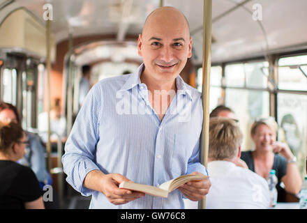 Düsseldorf, Allemagne. 05Th Sep 2016. Dortoluk auteur Erkan pose dans un vieux tram à Duesseldorf, Allemagne, 08 septembre 2016. Son nouveau livre 'Du as mir nicht ich das genre gemacht" est sorti en Allemagne le 01 août 2016. Photo : Wolfram Kastl/dpa/Alamy Live News Banque D'Images