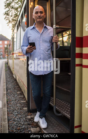 Düsseldorf, Allemagne. 05Th Sep 2016. Dortoluk auteur Erkan pose devant un vieux tram à Duesseldorf, Allemagne, 08 septembre 2016. Son nouveau livre 'Du as mir nicht ich das genre gemacht" est sorti en Allemagne le 01 août 2016. Photo : Wolfram Kastl/dpa/Alamy Live News Banque D'Images