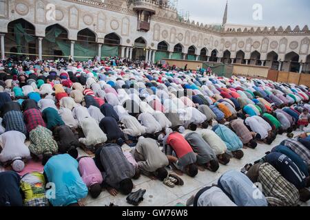 Le Caire, Égypte. 12 Sep, 2016. Les Musulmans égyptiens assister à l'Eid al-Adha prières à la mosquée Al-Azhar au Caire, Égypte, le 12 septembre 2016. Les musulmans à travers le monde célèbrent l'Aïd al-Adha festival, ou la fête de sacrifice. © Chen Lin/Xinhua/Alamy Live News Banque D'Images