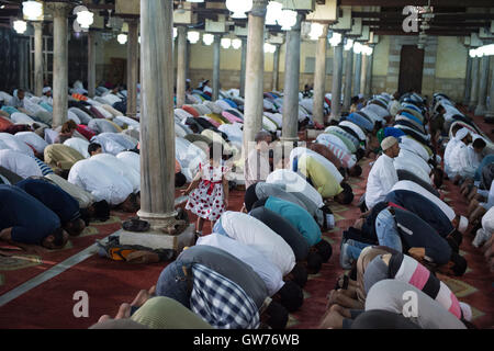 Le Caire, Égypte. 12 Sep, 2016. Les Musulmans égyptiens assister à l'Eid al-Adha prières à la mosquée Al-Azhar au Caire, Égypte, le 12 septembre 2016. Les musulmans à travers le monde célèbrent l'Aïd al-Adha festival, ou la fête de sacrifice. © Meng Tao/Xinhua/Alamy Live News Banque D'Images