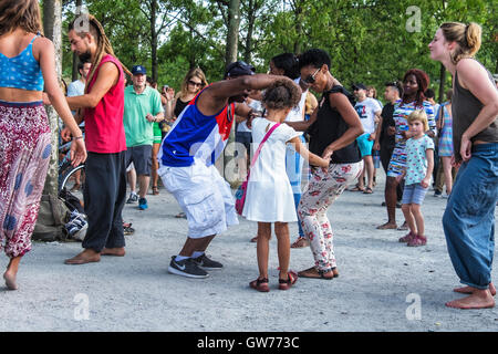 Berlin, Allemagne, 11 septembre 2016. Les gens dansent au son de la musique des tambours, Puto Productions. Les berlinois et les visiteurs de la ville se détendre dans Mauerpark et profiter de l'été soleil. Après un été plutôt décevants, beau temps revient en Europe et les gens affluent vers les espaces en plein air pour se prélasser au soleil et profiter de la musique et repas pique-nique. Credit : Eden Breitz/Alamy Live News Banque D'Images