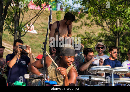 Berlin, Allemagne, 11 septembre 2016. Batteurs (Puto Productions) jouer de la batterie dans le parc. Les berlinois et les visiteurs de la ville se détendre dans Mauerpark et profiter de l'été soleil. Après un été plutôt décevants, beau temps revient en Europe et les gens affluent vers les espaces en plein air pour se prélasser au soleil et profiter de la musique et repas pique-nique. Credit : Eden Breitz/Alamy Live News Banque D'Images