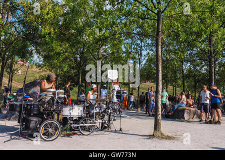 Berlin, Allemagne, 11 septembre 2016. Batteurs (Puto Productions) jouer de la batterie dans le parc. Les berlinois et les visiteurs de la ville se détendre dans Mauerpark et profiter de l'été soleil. Après un été plutôt décevants, beau temps revient en Europe et les gens affluent vers les espaces en plein air pour se prélasser au soleil et profiter de la musique et repas pique-nique. Credit : Eden Breitz/Alamy Live News Banque D'Images