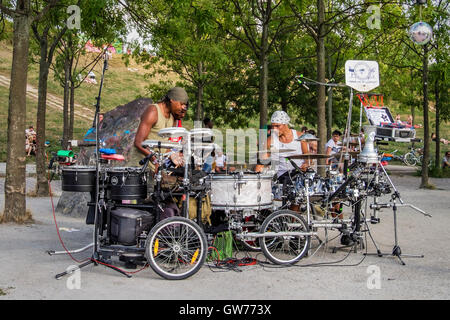 Berlin, Allemagne, 11 septembre 2016. Batteurs (Puto Productions) jouer de la batterie dans le parc. Les berlinois et les visiteurs de la ville se détendre dans Mauerpark et profiter de l'été soleil. Après un été plutôt décevants, beau temps revient en Europe et les gens affluent vers les espaces en plein air pour se prélasser au soleil et profiter de la musique et repas pique-nique. Credit : Eden Breitz/Alamy Live News Banque D'Images