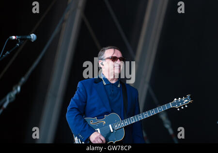 Chris Difford, avec Squeeze, sur la scène principale du festival de musique OnBlackheath 2016. Banque D'Images