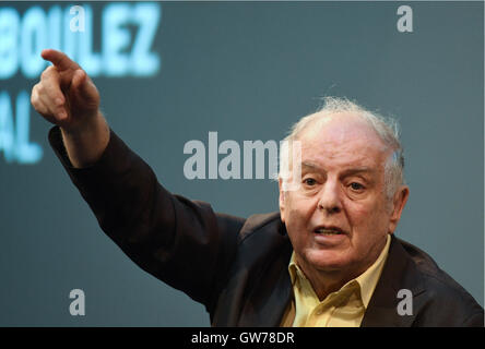 Berlin, Allemagne. 12 Sep, 2016. Le directeur musical général de l'Opéra d'Etat de Berlin, Daniel Barenboim, prend la parole à une conférence de presse à Berlin, Allemagne, 12 septembre 2016. L'Argentine-né musicien et chef d'orchestre a présenté le programme de la première saison de son Barenboim-Said Académie de musique. Photo : SOEREN STACHE/dpa/Alamy Live News Banque D'Images