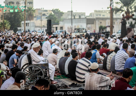 Khan Yunis, la bande de Gaza, territoire palestinien occupé. 12 Sep, 2016. Palestiniens effectuer la prière de l'Eid sur le premier jour de l'Aïd al-Adha pour tous les musulmans. Credit : Ahmad Salem/ZUMA/Alamy Fil Live News Banque D'Images