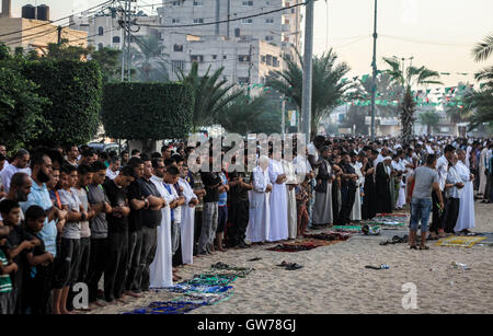 Khan Yunis, la bande de Gaza, territoire palestinien occupé. 12 Sep, 2016. Palestiniens effectuer la prière de l'Eid sur le premier jour de l'Aïd al-Adha pour tous les musulmans. Credit : Ahmad Salem/ZUMA/Alamy Fil Live News Banque D'Images