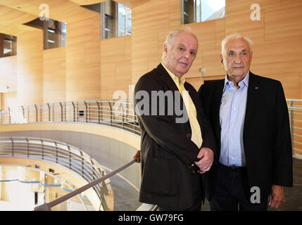 Berlin, Allemagne. 12 Sep, 2016. Le directeur musical général de l'Opéra d'Etat de Berlin, Daniel Barenboim (L), et l'architecte et designer Frank Gehry, responsable de la conception de la Pierre Boulez Saal, tenez-vous dans le hall après une conférence de presse à Berlin, Allemagne, 12 septembre 2016. L'Argentine-né musicien et chef d'orchestre a présenté le programme de la première saison de son Barenboim-Said Académie de musique. Photo : SOEREN STACHE/dpa/Alamy Live News Banque D'Images