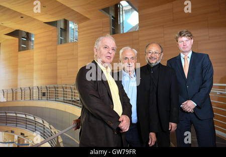 Berlin, Allemagne. 12 Sep, 2016. Le directeur musical général de l'Opéra d'Etat de Berlin, Daniel Barenboim (L-R), en Californie, architecte et designer Frank Gehry, responsable de la conception de la Pierre Boulez Saal, acousticien japonais Yasuhisa Toyota, et le directeur de thr Pierre Boulez Saal, Ole Baekhoj de Danemark, tenez-vous dans le hall après une conférence de presse à Berlin, Allemagne, 12 septembre 2016. L'Argentine-né musicien et chef d'orchestre a présenté le programme de la première saison de son Barenboim-Said Académie de musique. Photo : SOEREN STACHE/dpa/Alamy Live News Banque D'Images