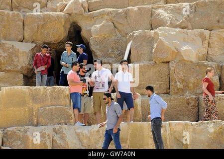 Le Caire, Égypte. 12 Sep, 2016. Egyptiens visiter les grandes pyramides de Gizeh, le premier jour de l'Aïd al-Adha, maison de vacances au Caire, Égypte, le 12 septembre 2016. Les musulmans à travers le monde célèbrent la fête annuelle de l'Aïd al-Adha, ou la fête du sacrifice, qui marque la fin du Hajj pèlerinage à La Mecque et commémore le prophète Abraham est prêt à sacrifier son fils pour montrer l'obéissance à Dieu Crédit : Amr Sayed/APA/Images/fil ZUMA Alamy Live News Banque D'Images