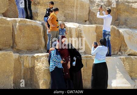 Le Caire, Égypte. 12 Sep, 2016. Egyptiens visiter les grandes pyramides de Gizeh, le premier jour de l'Aïd al-Adha, maison de vacances au Caire, Égypte, le 12 septembre 2016. Les musulmans à travers le monde célèbrent la fête annuelle de l'Aïd al-Adha, ou la fête du sacrifice, qui marque la fin du Hajj pèlerinage à La Mecque et commémore le prophète Abraham est prêt à sacrifier son fils pour montrer l'obéissance à Dieu Crédit : Amr Sayed/APA/Images/fil ZUMA Alamy Live News Banque D'Images