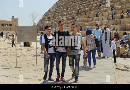 Le Caire, Égypte. 12 Sep, 2016. Egyptiens visiter les grandes pyramides de Gizeh, le premier jour de l'Aïd al-Adha, maison de vacances au Caire, Égypte, le 12 septembre 2016. Les musulmans à travers le monde célèbrent la fête annuelle de l'Aïd al-Adha, ou la fête du sacrifice, qui marque la fin du Hajj pèlerinage à La Mecque et commémore le prophète Abraham est prêt à sacrifier son fils pour montrer l'obéissance à Dieu Crédit : Amr Sayed/APA/Images/fil ZUMA Alamy Live News Banque D'Images