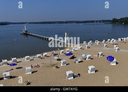 Berlin, Allemagne. 12 Sep, 2016. Les gens de la plage de baignade publique Wannsee par des températures autour de 30 degrés Celsius, à Berlin, Allemagne, 12 septembre 2016. PHOTO : RALF HIRSCHBERGER/DPA/Alamy Live News Banque D'Images