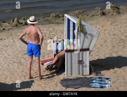 Berlin, Allemagne. 12 Sep, 2016. Les gens de la plage de baignade publique Wannsee par des températures autour de 30 degrés Celsius, à Berlin, Allemagne, 12 septembre 2016. PHOTO : RALF HIRSCHBERGER/DPA/Alamy Live News Banque D'Images