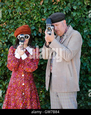 Londres, Chichester en Afrique du Royaume-Uni. Sep 11, 2016. Vêtements vintage dans les gens posent avec des vieux appareils photos au Goodwood Revival 2016 à Goodwood, près de Chichester dans le sud de l'Angleterre, le 11 septembre 2016. © Han Yan/Xinhua/Alamy Live News Banque D'Images