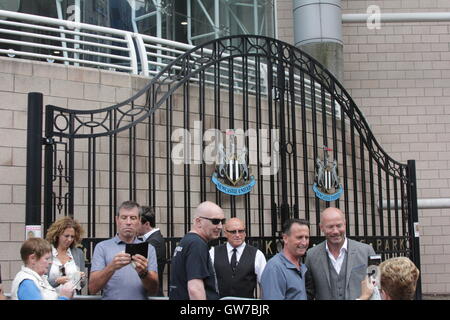Newcastle sur Tyne, Royaume-Uni 12 septembre 2016. Alan Shearer statue en dehors de St James's Park. Crédit : David Whinham/Alamy Live News Banque D'Images