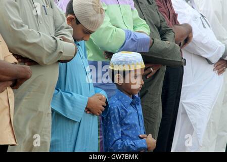 Colombo, Sri Lanka. 12 Sep, 2016. Personnes participent à une prière de masse à l'occasion du Eid al-Adha festival au Galle Face esplanade à Colombo, Sri Lanka, le 12 septembre 2016. Les musulmans à travers le monde célèbrent l'Aïd al-Adha festival, ou la fête de sacrifice. Crédit : A. Rajith/Xinhua/Alamy Live News Banque D'Images