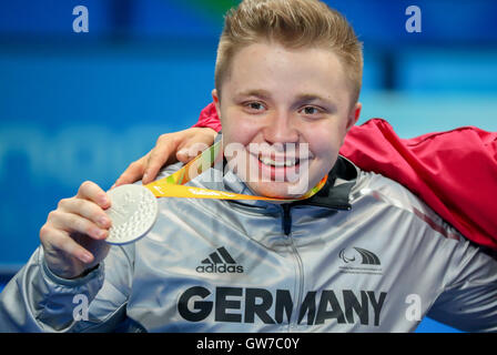 Rio de Janeiro, Brésil. 12 Septembre, 2016. Valentin Baus de l'Allemagne célèbre sa médaille d'après tennis de table masculin - Classe 5 médaille d'or lors des Jeux Paralympiques de Rio 2016, Rio de Janeiro, Brésil, le 12 septembre 2016. Photo : Kay Nietfeld/dpa Banque D'Images