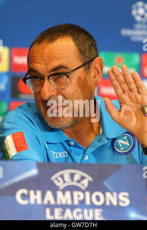 Kiev, Ukraine. 12 Septembre, 2016. SSC Napoli manager Maurizio Sarri assiste à la conférence de presse avant le match de la Ligue des Champions contre le FC Dynamo Kiev au stade olympique NSC. Napoli fera face à Dynamo Kiev à la Ligue des Champions Groupe B premier match le 13 septembre 2016. Oleksandr Prykhodko/Alamy Live News Banque D'Images