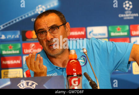 Kiev, Ukraine. 12 Septembre, 2016. SSC Napoli manager Maurizio Sarri assiste à la conférence de presse avant le match de la Ligue des Champions contre le FC Dynamo Kiev au stade olympique NSC. Napoli fera face à Dynamo Kiev à la Ligue des Champions Groupe B premier match le 13 septembre 2016. Oleksandr Prykhodko/Alamy Live News Banque D'Images