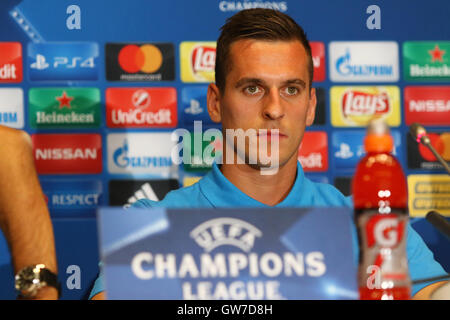 Kiev, Ukraine. 12 Septembre, 2016. SSC Napoli player Arkadiusz Milik au cours de conférence de presse avant le match de la Ligue des Champions contre le FC Dynamo Kiev au stade olympique NSC. Napoli fera face à Dynamo Kiev à la Ligue des Champions Groupe B premier match le 13 septembre 2016. Oleksandr Prykhodko/Alamy Live News Banque D'Images