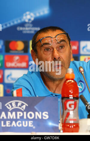 Kiev, Ukraine. 12 Septembre, 2016. SSC Napoli manager Maurizio Sarri assiste à la conférence de presse avant le match de la Ligue des Champions contre le FC Dynamo Kiev au stade olympique NSC. Napoli fera face à Dynamo Kiev à la Ligue des Champions Groupe B premier match le 13 septembre 2016. Oleksandr Prykhodko/Alamy Live News Banque D'Images