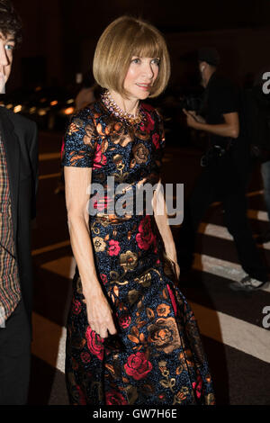 La ville de New York, l'Amérique. 13 Sep, 2016. Directeur artistique de Condé Nast, Anna Wintour quitte le SS2017 Rag and Bone Fashion Show New York Fashion Week à New York City Crédit : Jodi Jones/ZUMA/Alamy Fil Live News Banque D'Images