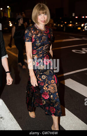 La ville de New York, l'Amérique. 13 Sep, 2016. Directeur artistique de Condé Nast, Anna Wintour quitte le SS2017 Rag and Bone Fashion Show New York Fashion Week à New York City Crédit : Jodi Jones/ZUMA/Alamy Fil Live News Banque D'Images