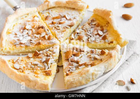 Pâtisserie Maison - gâteau aux noix, graines et fromage mascarpone sur fond blanc close up Banque D'Images