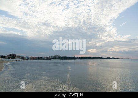 Nessebar, Bulgarie - 19 juin 2016 : soirée vue de la côte près de la nouvelle ville de Nessebar Hôtels. Banque D'Images