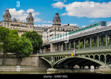 Pont de Bir Hakeim à Paris, France, un pont pour Metro, Europe Banque D'Images