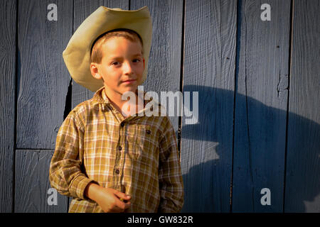 Jeune garçon dans une chemise de flanelle et chapeau de cow-boy prêt à faire concurrence à un county fair Banque D'Images