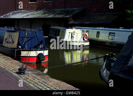 Narrowboats amarrés dans le bassin du Canal à Coventry Coventry, West Midlands, England UK Banque D'Images