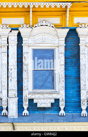 Détail d'une fenêtre d'une maison traditionnelle en bois dans la région de Rostov, anneau d'or, Russie Banque D'Images