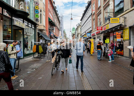 Copenhague, Danemark, scènes de rue, gens d'équitation vélos, Centre commercial, Piéton, femmes vélo dehors, les gens se sont rassemblés dans les rues, urbain Banque D'Images