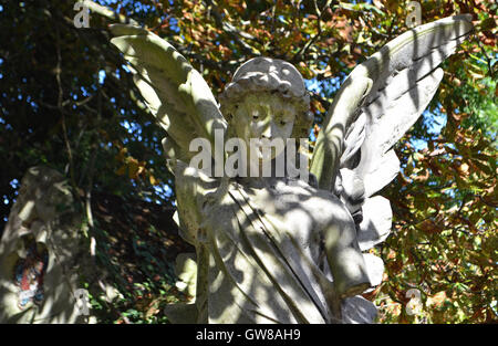 Des pleurs Statue, cimetière de Kensal Green, Londres Banque D'Images