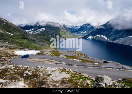 Le lac vu du Djupvatnet une route de montagne à la montagne Dalsnibba, fjord de Geiranger, Norvège Banque D'Images