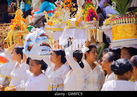 Les femmes joliment habillés à la cérémonie de crémation balinaise à Ubud, Bali, Indonésie Banque D'Images