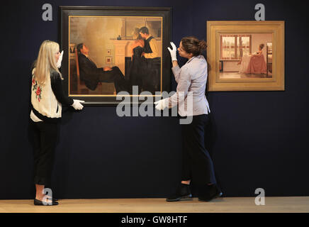 Bonhams employés place Beautiful Losers (à gauche) à côté de Model in White (à droite), les deux oeuvres par Jack Vettriano, partie d'une sélection d'œuvres par la Scottish Colourists à inclure dans le Bonhams Vente Art écossais qui aura lieu à Edimbourg le 12 octobre, 2016. Banque D'Images