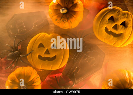 Cookie en forme de citrouille Halloween et de chocolat et tombes sur le bois d'araignée Banque D'Images