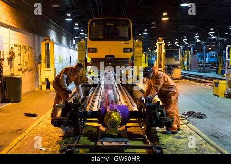 Former à l'entretien Arriva Trains Wales, Canton dépôt diesel, Leckwith Road, Cardiff. (Photo par Matthew Horwood / matt-horwood Banque D'Images